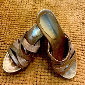 Slip on comfortable sandal in gold to compliment your summer wear